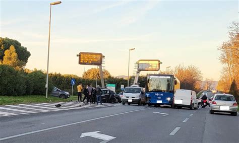 Cerveteri Ladispoli Scontro Tra Auto E Bus All Uscita Dall Autostrada