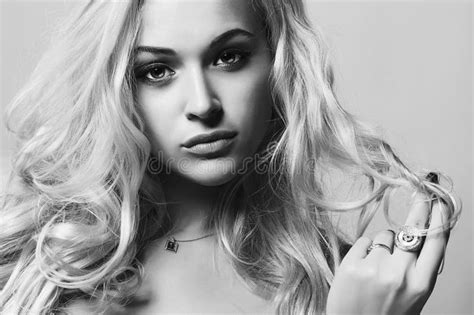 Belle Jeune Femme Fille Blonde De Flirt Portrait De Monochrome D Art Photo Stock Image Du