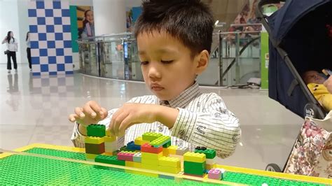 Ethan Bermain Menyusun Lego Blok Menjadi Sebuah Kota Lego Block Bagus