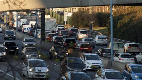 Un accident provoca deu quilòmetres de retencions a l A 2