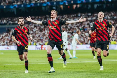 Craque Do Manchester City Aparece A Camisa Do Palmeirase Leva