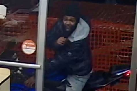 Video Shows Nyc Gunpoint Robbery In Fast Food Restaurant