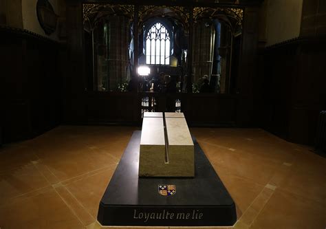 Tomb of Richard III unveiled at Leicester Cathedral