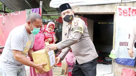 Door To Door Kapolres Karimun Bagikan Sembako Dan Masker Ke Warga