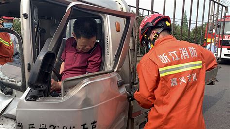 面包车随意变道引车祸 面包车车头车门严重变形 海盐消防救援