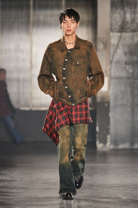 Váy tạp dề vẫn hot và chưa hạ nhiệt Bảo bối layering cho mùa hè nhưng rất kị 1 item