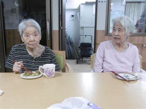 7月生まれの入居者様の誕生会をお好み焼き（広島風）で祝ってみた。｜スタッフブログ｜alsok介護株式会社