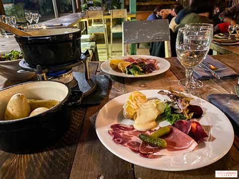 Fondue večeri v Chalet des Îles sir in večerja ob kaminu