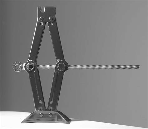 Jack | Lifting, Leverage, Mechanical Advantage | Britannica
