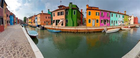 Panorama Fachadas De Casas Antiguas Tradicionales En La Isla De Burano