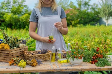 Mujer Con Hierbas Medicinales Y Tinturas Enfoque Selectivo Foto Premium