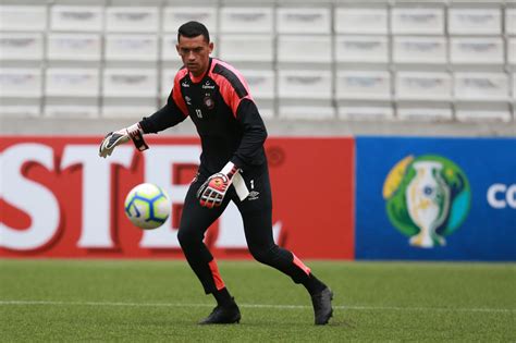 Athletico Renova Contrato Do Goleiro Santos At Futebol