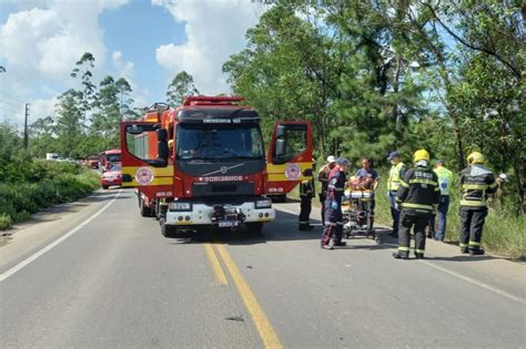 Motoristas Ficam Feridos Ap S Acidente Em Sider Polis Seguran A Oito