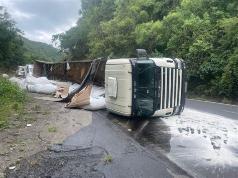 Carreta carga de adubo tomba na ERS 122 em Flores da Cunha Spaço