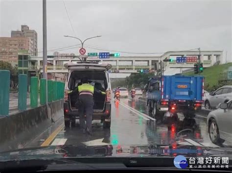 小貨車拋錨停路中 三重警徒手推車解圍 蕃新聞