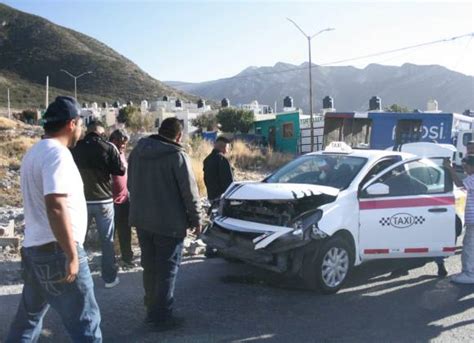 Camión surtidor quita derecho de paso a taxi de Saltillo y ocasiona