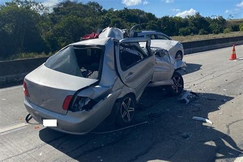 Impressionante Motorista sai ileso após carro em que dirigia PARTIR AO