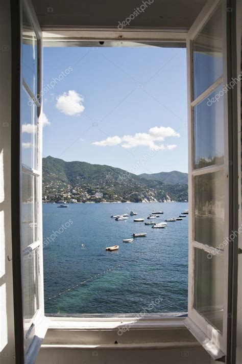 Une vue magnifique de la fenêtre ouverte sur la mer Photographie