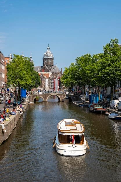 Pessoas Navegando Em Um Canal Da Cidade De Amsterd A Igreja De S O