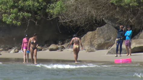 FOTOS De biquíni Michelle Bolsonaro brinca em praia de SC e