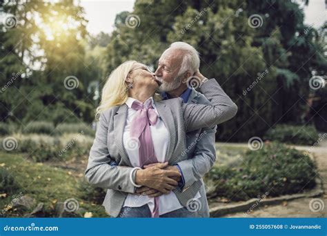 Bella Pareja De Ancianos Posando En El Parque Foto De Archivo Imagen