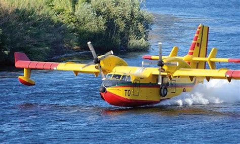 Les canadairs des Forces Royales Air luttent contre les feux de forêt