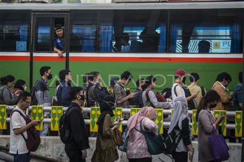 Pengguna Transportasi Umum Di Jakarta Antara Foto