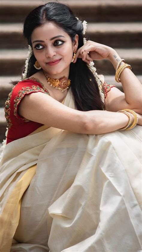 Janani Iyer In Saree