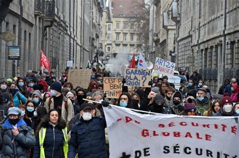 Photos Besan On Des Centaines De Manifestants Dans La Rue Contre La