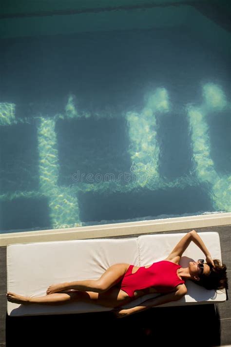 Hermosa Mujer Bronceada En Bikini Rojo Relaj Ndose Cerca De La Piscina