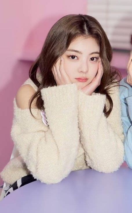 Pin By On Kpop Girls Itzy Princess Lia