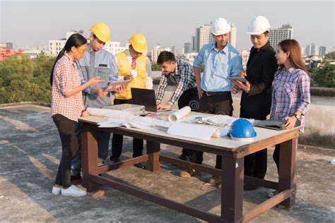 Grupo De Ingenieros Y De Arquitectos En Un Emplazamiento De La Obra