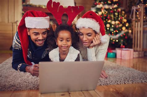 Familia Africana Que Toma El Selfie Para La Navidad Imagen De Archivo