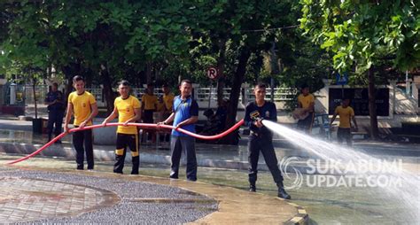 Cegah Wabah Polisi Bersih Bersih Alun Alun Palabuhanratu Sukabumi