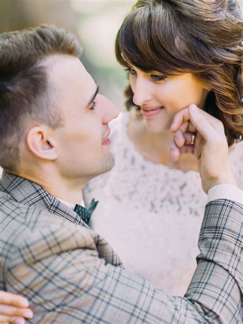 Il Ritratto Del Lato Del Primo Piano Della Sposa Che Segna La Guancia