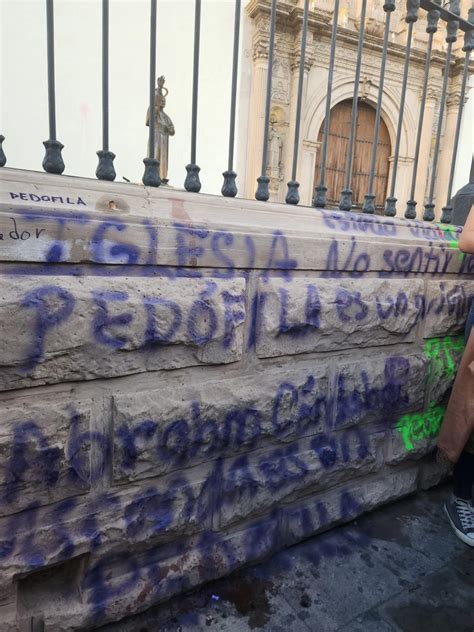 Marcha del 8M deja daños en catedral