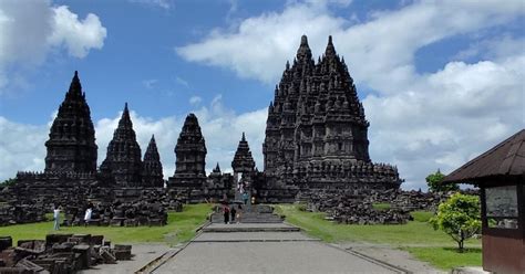 Borobudur Besteigung Prambanan Ramayana Ballett GetYourGuide