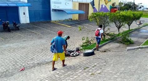 Colisão Entre Carro E Moto Deixa Feridos Na Av Menino Marcelo Em