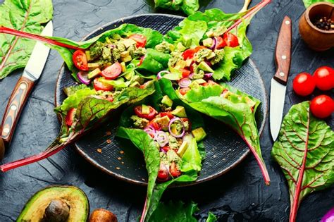 Salada De Abacate Tomate Molho De Alho Em Folhas De Acelga Salada