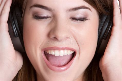 наушники девушки стоковое изображение. изображение насчитывающей ...