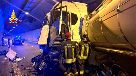 Incidente In Galleria Sull Autostrada Torino Bardonecchia Un Tir Si