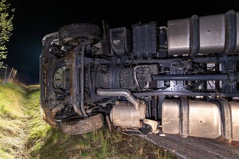 Schwerer Unfall Auf A Lastwagen Durchbricht Leitplanke Und St Rzt