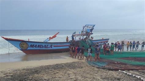 Kondisi Kapal Nelayan Yang Terbalik Di Pantai Gayasan Blitar Lambung