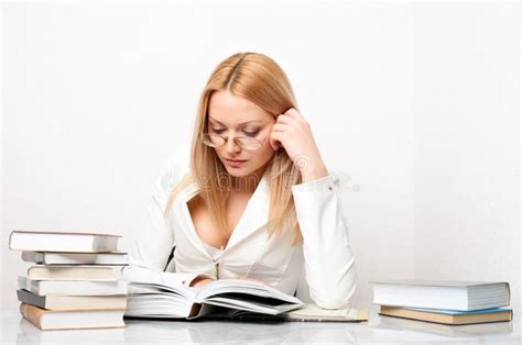 Beau Femme Avec Des Livres Image Stock Image Du Universit