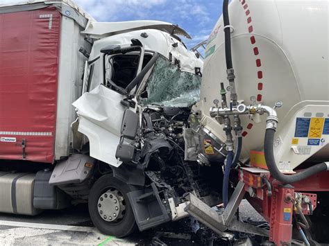 Schwerer Unfall Mit Drei Lkw Auf Der A Ff Unterpremst Tten