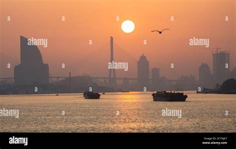 The Sun And The Dusk Bridge Hi Res Stock Photography And Images Alamy