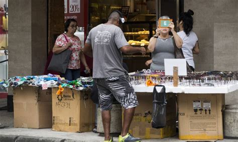 Enquanto Vila Kennedy Tem Choque De Ordem Ambulantes Tomam As Ruas Em