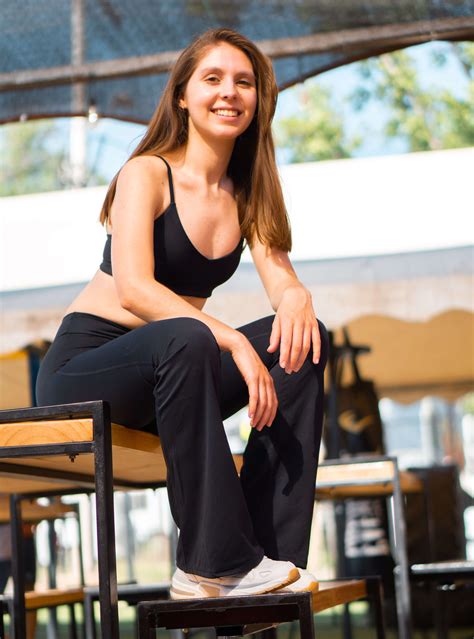 Calzas Flare: La Tendencia que Arrasa en la Moda Deportiva – 4Women