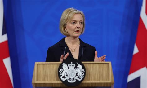 Liz Truss asume la marcha atrás de su plan fiscal tras la presión de