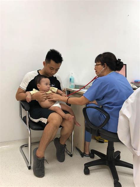 Sau hơn 1 năm theo mẹ đi khắp nơi trên xe đẩy con trai hot girl Bella đã tách mẹ đang được